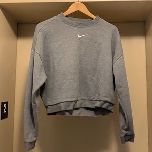NIKE Gray crop sweatshirt with keyhole back